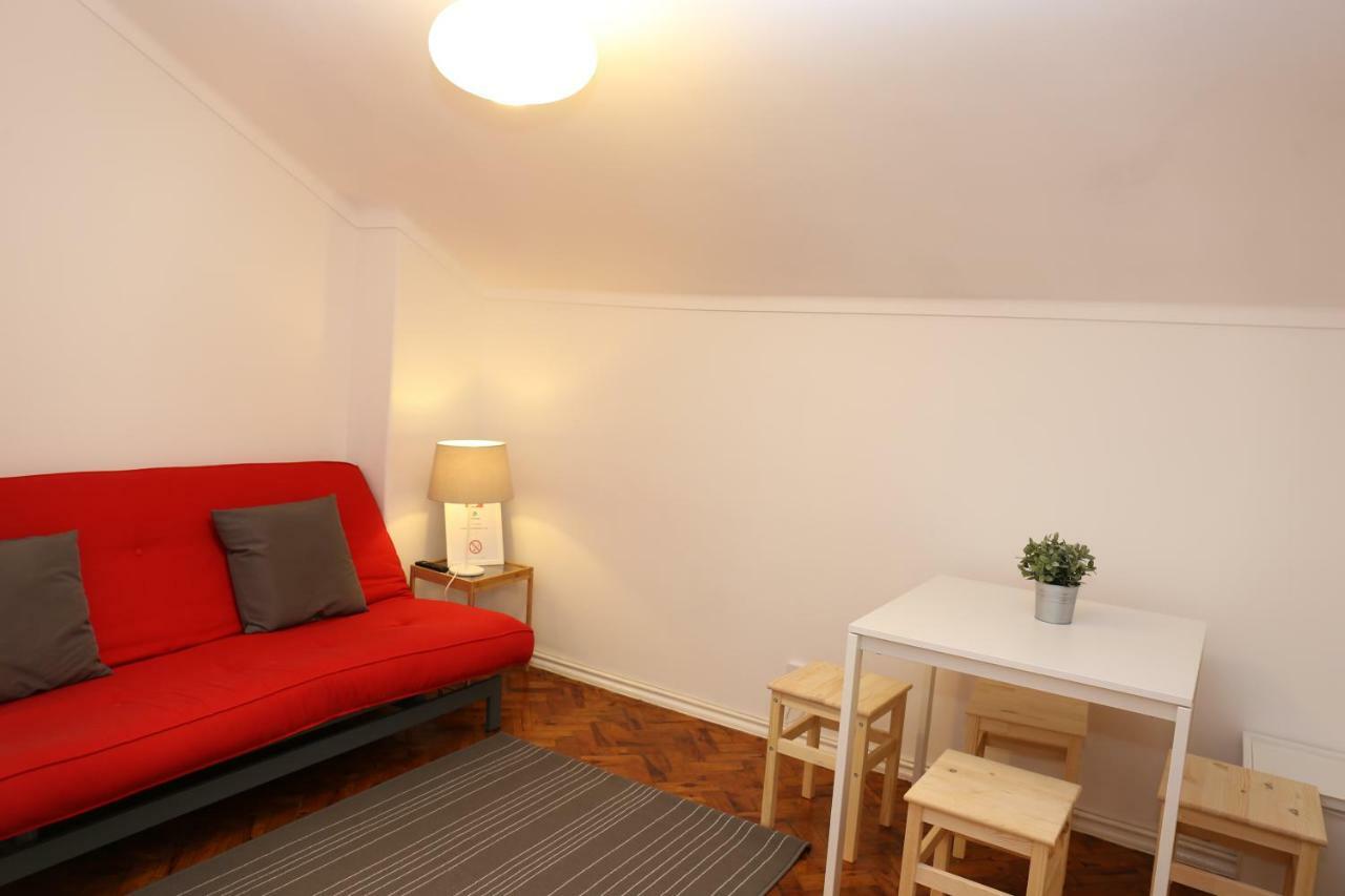 White Cosy Apartment Lisbon Exterior photo