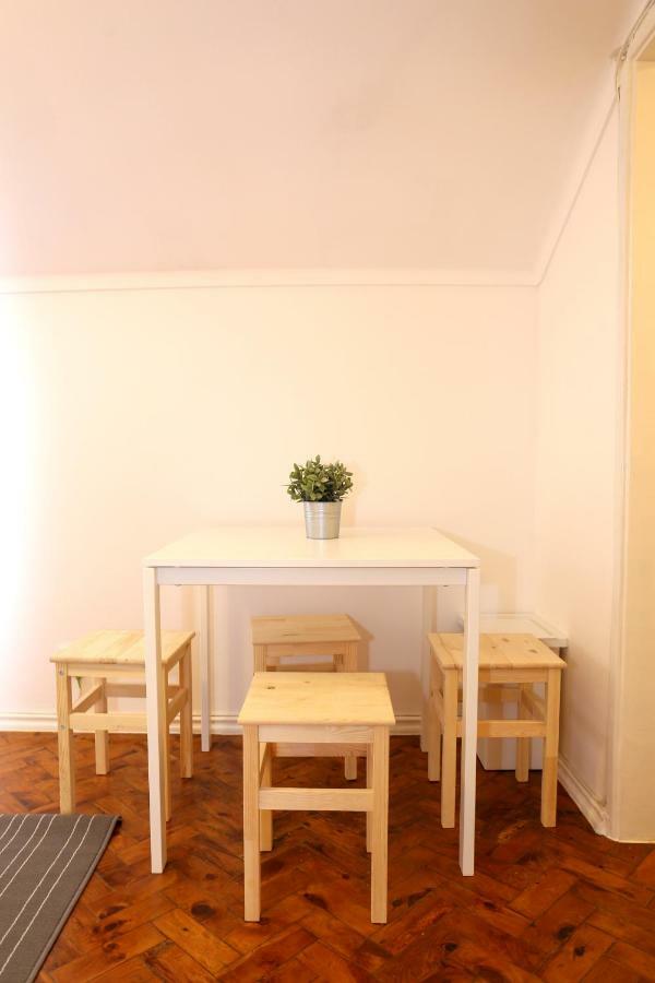 White Cosy Apartment Lisbon Exterior photo